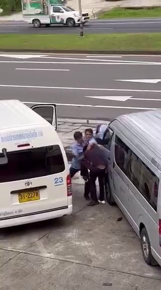 Драка с участием двух водителей туристических микроавтобусов и некого третьего человека произошла в Таланге.