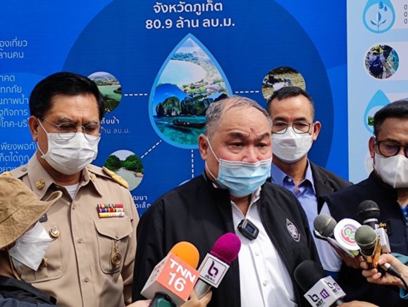 Замглавы ONWR Саравут Чевапрасерт посетил Пхукет, однако новостей о магистральной линии водоснабжения с материка он с собой не привез. Фото: PR Phuket