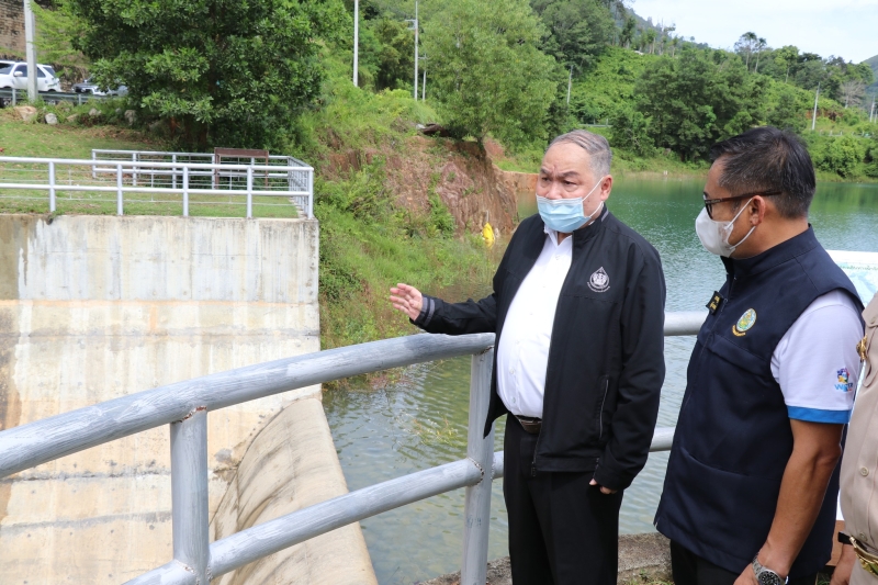 Замглавы ONWR Саравут Чевапрасерт посетил Пхукет, однако новостей о магистральной линии водоснабжения с материка он с собой не привез. Фото: PR Phuket