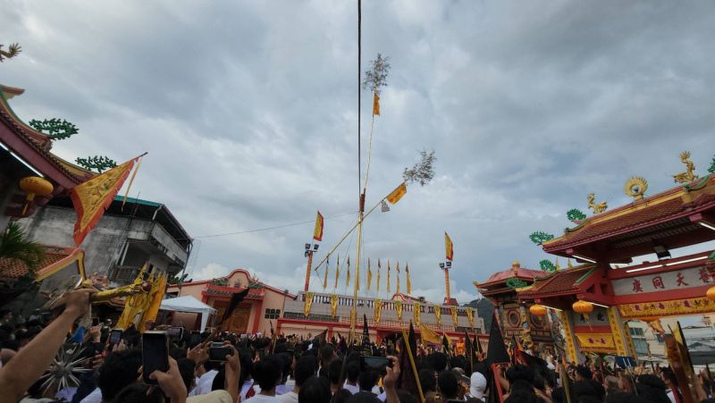 На Пхукете начался Вегетарианский фестиваль. Лампадные столбы го тенг подняли в храмах 25 сентября. Фото: Иккапоп Тхонгтуб