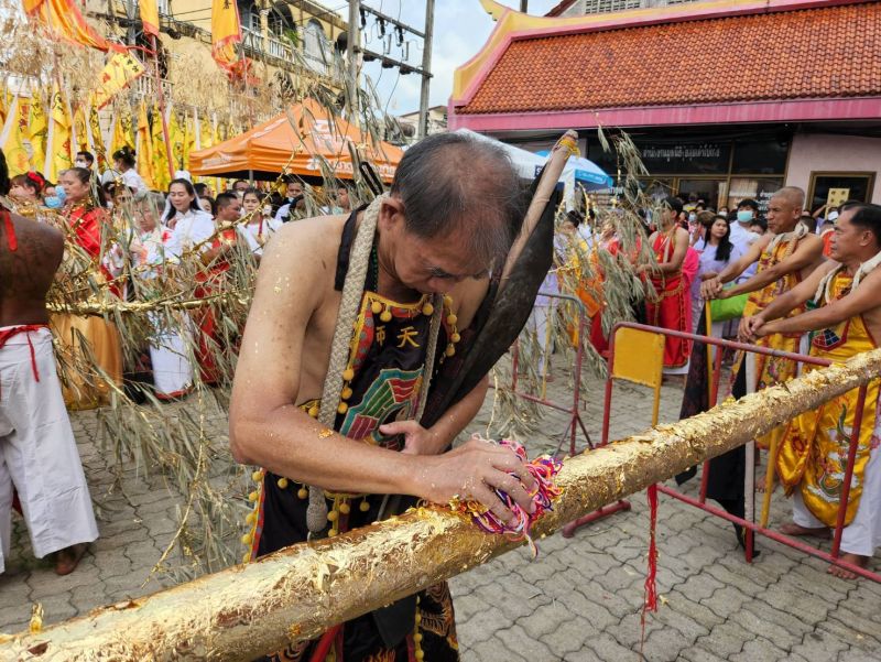 На Пхукете начался Вегетарианский фестиваль. Лампадные столбы го тенг подняли в храмах 25 сентября. Фото: Иккапоп Тхонгтуб