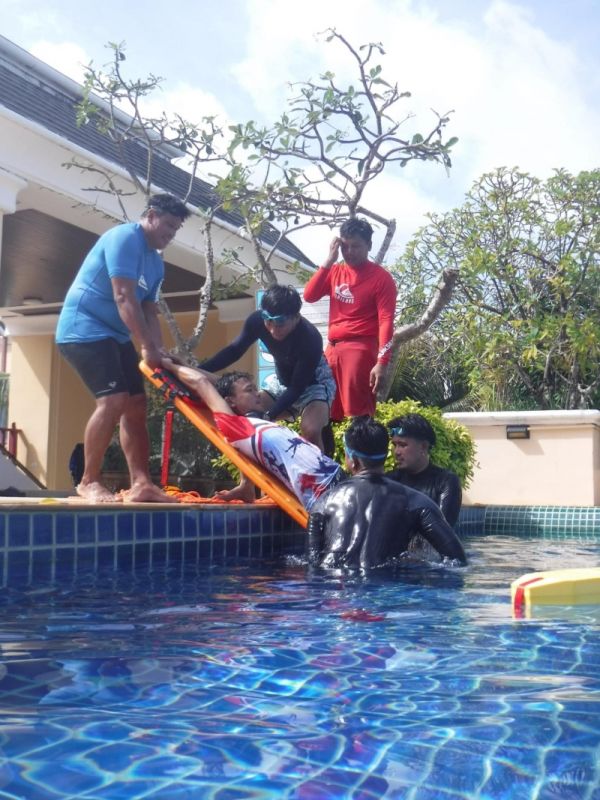 За два года пандемии многие опытные сотрудники покинули отельный бизнес. Тех, кто пришел им на смену, нужно учить всему. Фото: Phuket Water Safety Academy