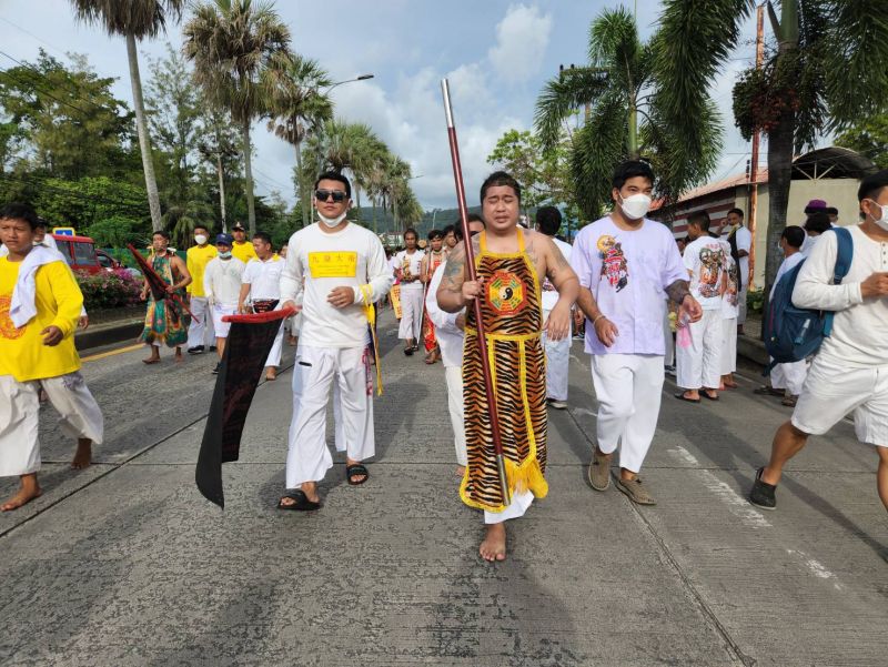 Шествие с участием масонгов утром 27 сентября. Фото: Иккапоп Тхонгтуб