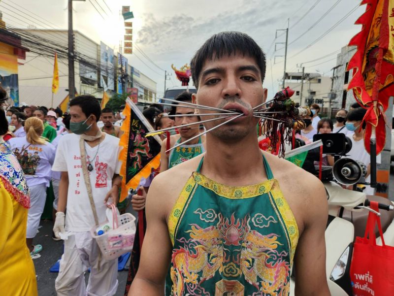 Шествие с участием масонгов утром 27 сентября. Фото: Иккапоп Тхонгтуб