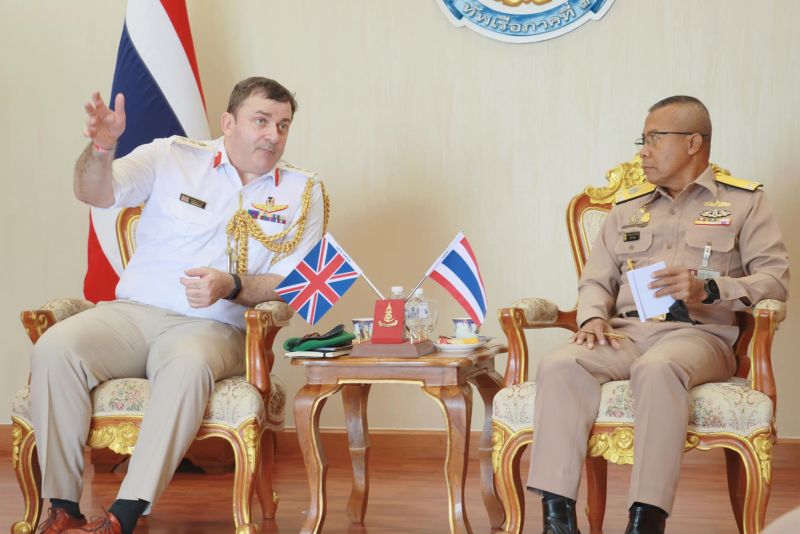 Военный атташе Великобритании Тони Стерн и контр-адмирал Апхакорн Юконгкэу. Фото: 3rdNAC