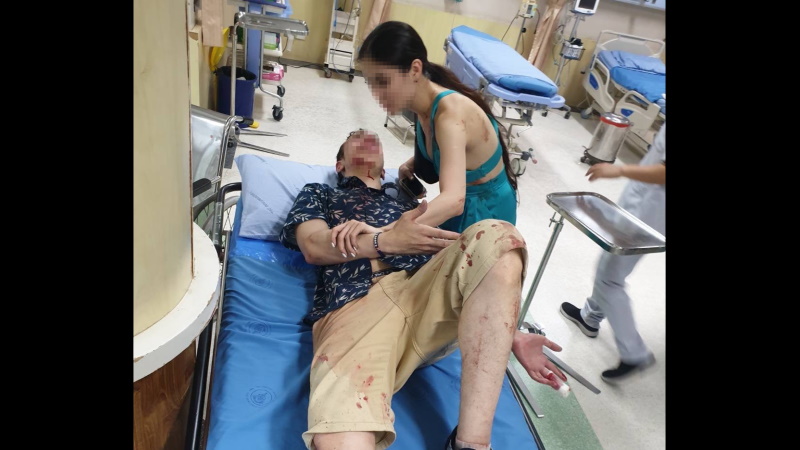 Пострадавший американец и Россиянка в больнице Патонга. Фото: Иккапоп Тхонгтуб