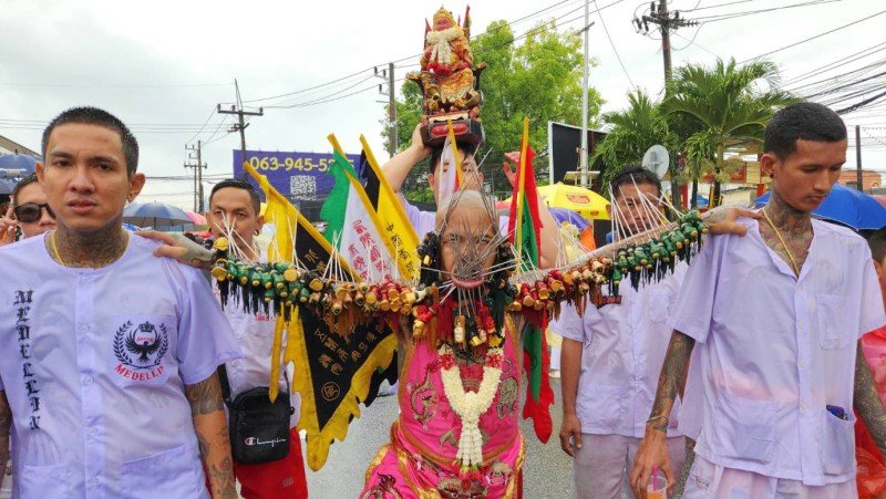 Храм Bang Neow Shrine провел уличное шествие в Пхукет-Тауне