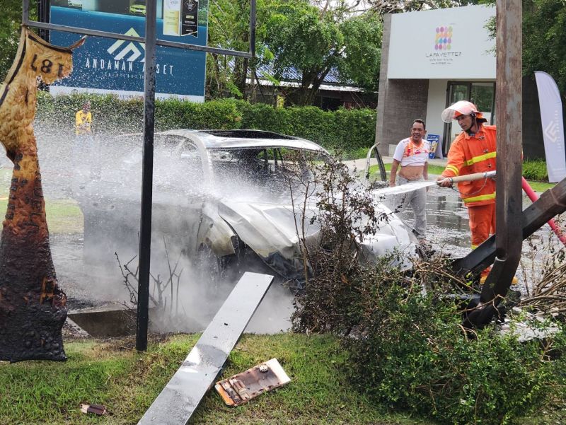 Автомобиль загорелся после аварии на Cherng Talay – Baan Don Rd. Водитель госпитализирован с переломом, но без ожогов. Фото: Иккапоп Тхонгтуб