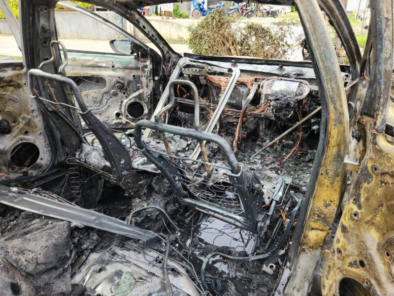 Автомобиль загорелся после аварии на Cherng Talay – Baan Don Rd. Водитель госпитализирован с переломом, но без ожогов. Фото: Иккапоп Тхонгтуб