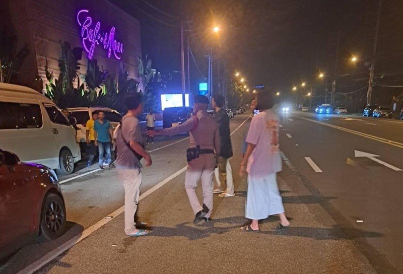 Полиция у Cefe del Mar вечером 1 октября. Фото: PR Phuket