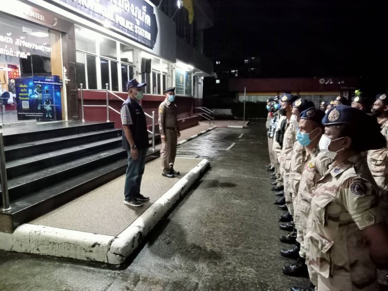 Официальные лица проверили шесть ночных заведений Пхукета. Никаких нарушений закона обнаружено не было. Фото: Mueang Phuket District Office