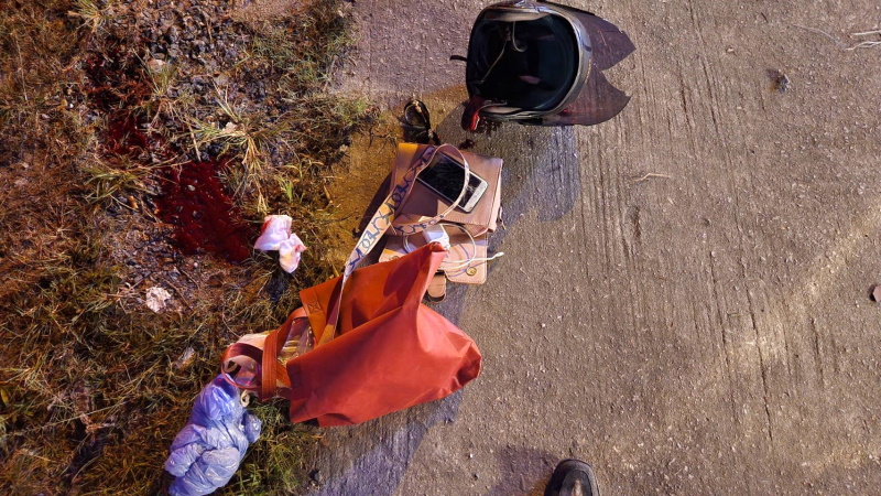 Мотоцикл врезался в припаркованную фуру на пхукетском шоссе. Управлявшая байком женщина госпитализирована в критическом состоянии. Фото: Иккапоп Тхонгтуб
