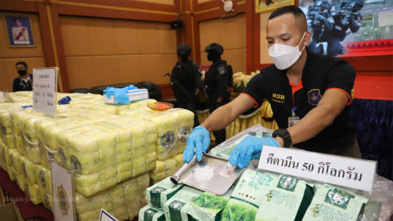 Сотрудник Бюро по борьбе с наркотиками демонстрирует изъятый метамфетамин. Фото: Varuth Hirunyatheb / Bangkok Post