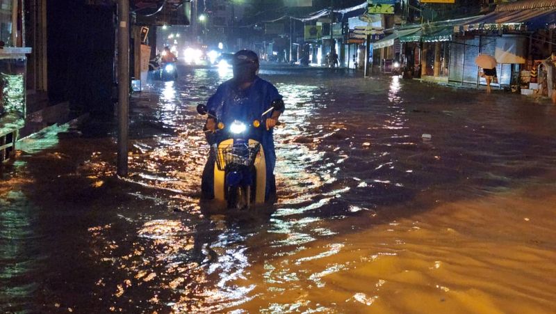 Наводнение в Патонге ночью 14 октября. Фото: Иккапоп Тхонгтуб