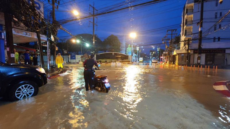Наводнение в Патонге ночью 14 октября. Фото: Иккапоп Тхонгтуб