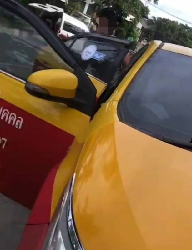 Конфликт между таксистами произошел на глазах туристов иностранцев. Впрочем, они, скорее всего, не поняли сути происходящего. Фото: Khao Phuket