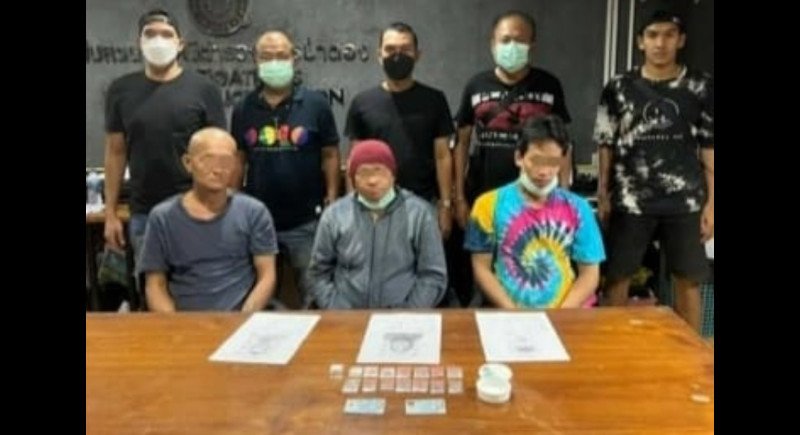 Два человека арестованы в Патонге за торговлю наркотиками. Впрочем, на приложенном полицией фото мужчин трое. Фото: Phuket Provincial Police
