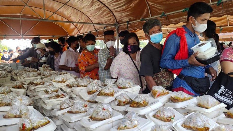 Раздача бесплатных обедов на Пхукете в честь Всемирного дня продовольствия. Фото: Муниципалитет Пхукет-Тауна