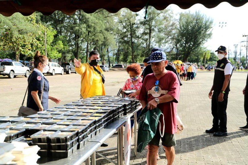 Раздача бесплатных обедов на Пхукете в честь Всемирного дня продовольствия. Фото: Муниципалитет Пхукет-Тауна