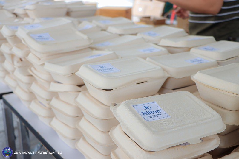 Раздача бесплатных обедов на Пхукете в честь Всемирного дня продовольствия. Фото: Муниципалитет Раваи