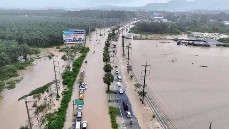 Ночные осадки 16 октября вызвали наводнения по всему Пхукету. Фото: PLTO