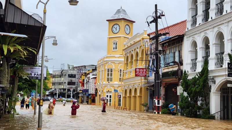 Пхукет-Таун затопило не менее серьезно, чем пять лет назад. Хотя некоторые из жителей говорят, что подобных наводнений не было вовсе. Фото: Иккапоп Тхонгтуб