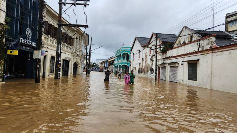 Пхукет-Таун затопило не менее серьезно, чем пять лет назад. Хотя некоторые из жителей говорят, что подобных наводнений не было вовсе. Фото: Иккапоп Тхонгтуб