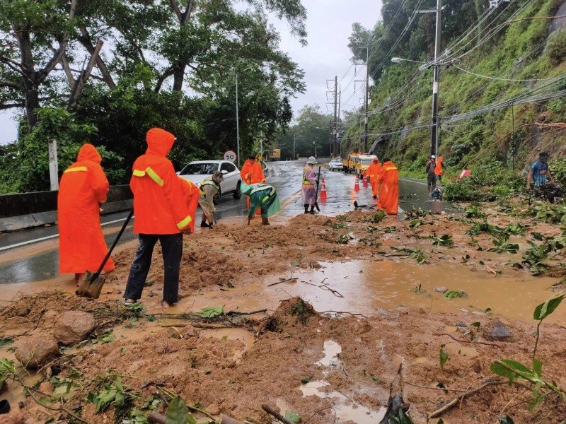 Дорога 4030 к югу от Камалы была заблокирована утром 16 октября. Фото: PR Phuket