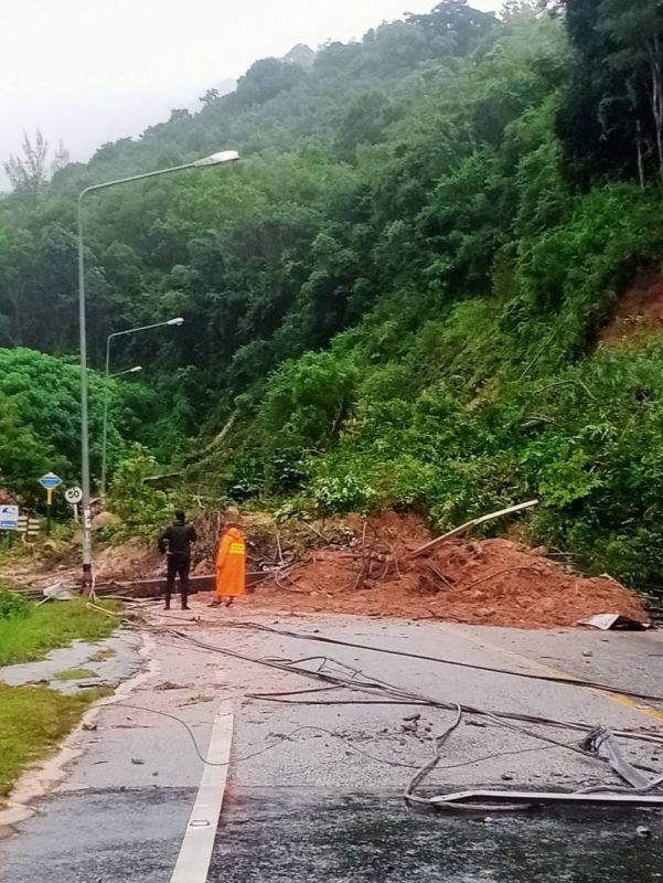 Дорога 4030 к югу от Камалы была заблокирована утром 16 октября. Фото: PR Phuket