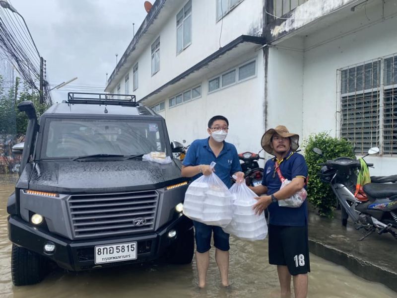 Оказание помощи жертвам наводнений на Пхукете. Фото: PR Phuket