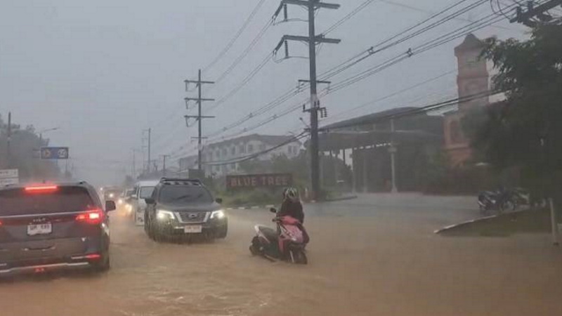 Обильные дожди продолжаются на Пхукете, проезд по многим дорогам затруднен из-за воды или вовсе невозможен. Фото: Иккапоп Тхонгтуб