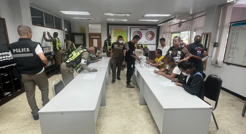 Сотрудников полиции проверили на наркотики. Незадолго до этого в участка были проинспектированы арсеналы на предмет пропажи оружия. Фото: PR Phuket
