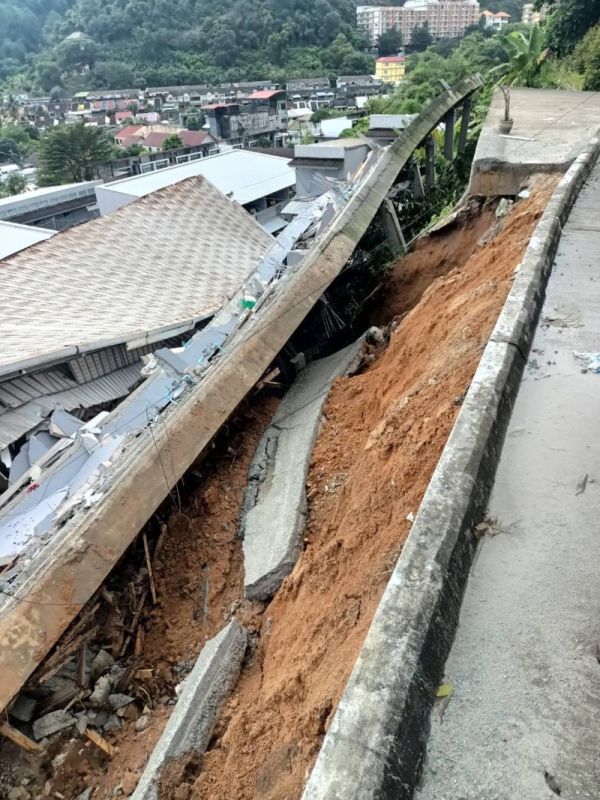 Земля под комплексом апартаментов в Пхукет-Тауне не выдержала дождей. Фото: PR Phuket