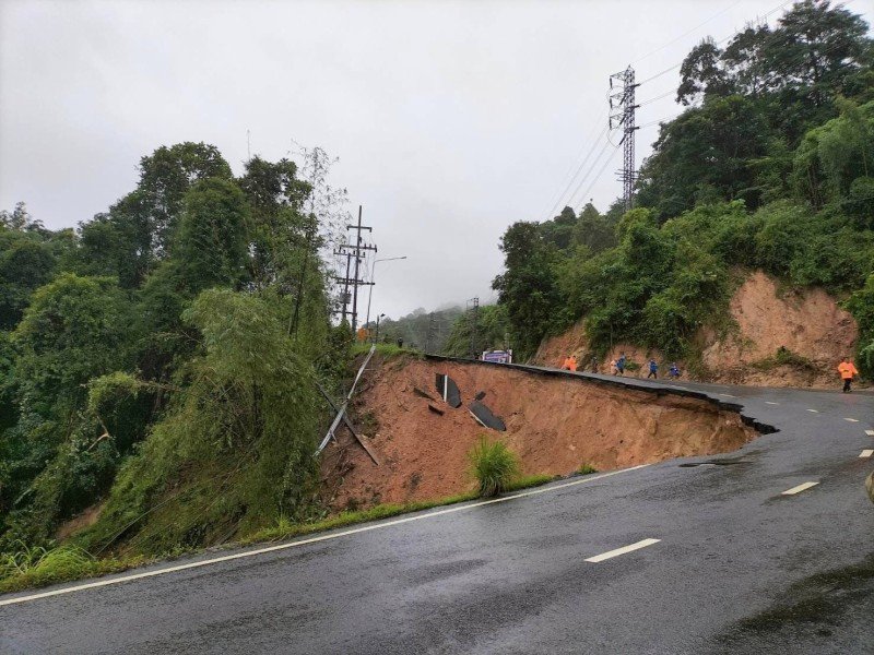 Обвалившийся участок дороги в Патонг из Кату. Фото: PR Phuket