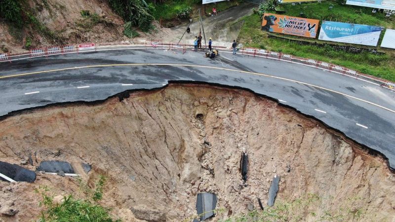 Специалисты не исключают возможности дальнейшего разрушения дороги через Патонг-Хилл. Фото: Phuket Info Center