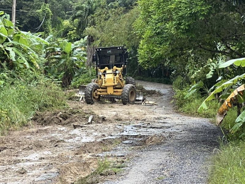 Работы на грунтовой дороге через джунгли между Чалонгом и Патонгом. Фото: PR Phuket