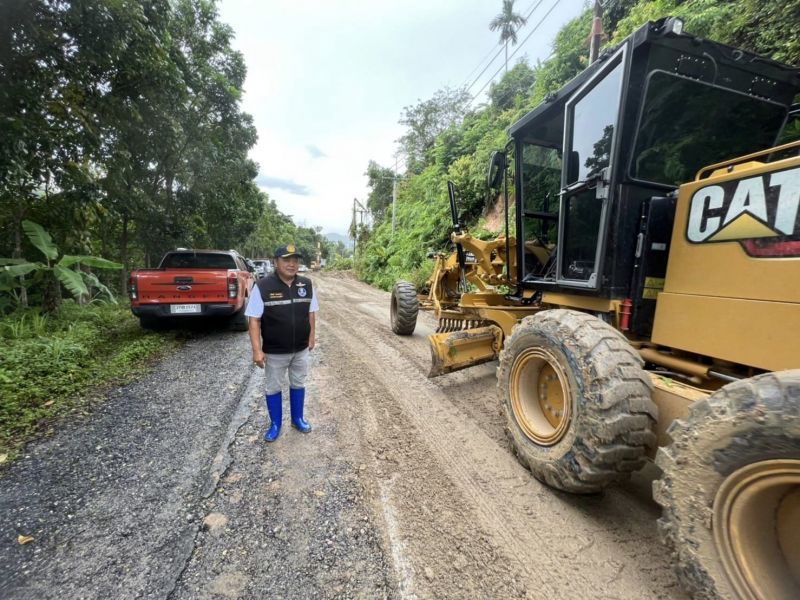 Работы на грунтовой дороге через джунгли между Чалонгом и Патонгом. Фото: PR Phuket