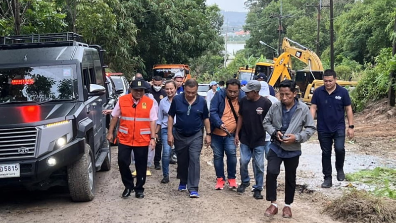 Губернатор Наронг Вунсиеу и другие официальные лица на дороге в джунглях между Чалонгом и Патонгом. Фото: PR Phuket