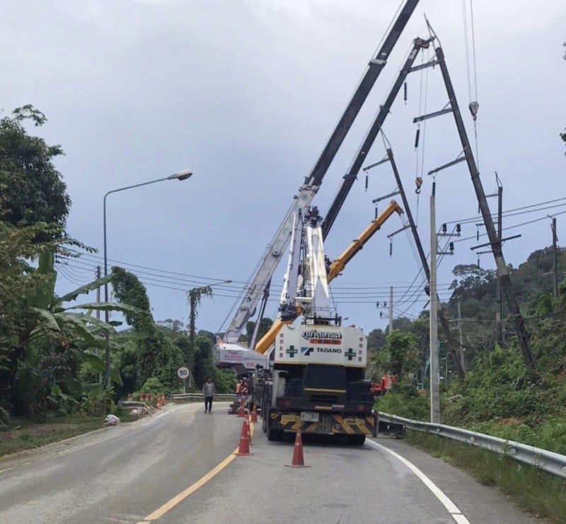 Движение на трассе Камала-Патонг затруднено из-за работающих там электриков. Фото: PR Phuket