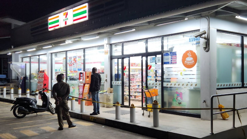 В Паклоке ночью 25 октября ограбили 7-Eleven. Фото: Иккапоп Тхонгтуб