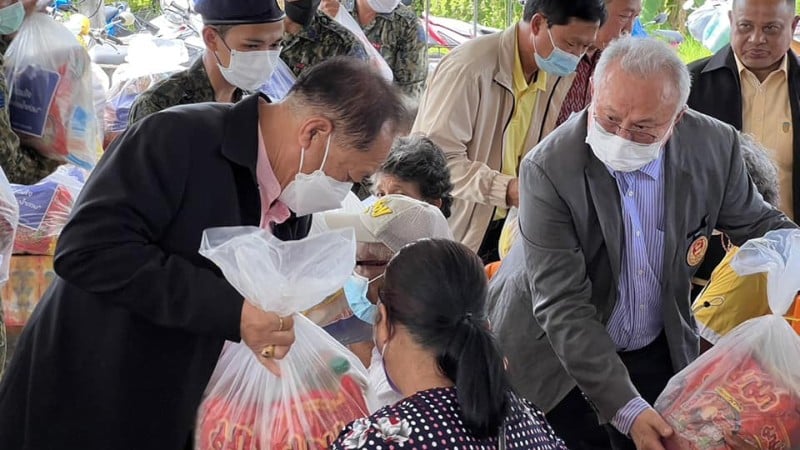 Сенатор, отвечающий за проблемы жителей юга страны, встретился с жертвами наводнений в Чалонге и передал им 100 набором гуманитарной помощи. Фото: PR Phuket