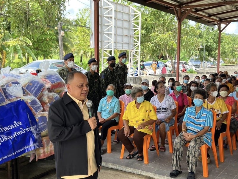 Сенатор, отвечающий за проблемы жителей юга страны, встретился с жертвами наводнений в Чалонге и передал им 100 набором гуманитарной помощи. Фото: PR Phuket