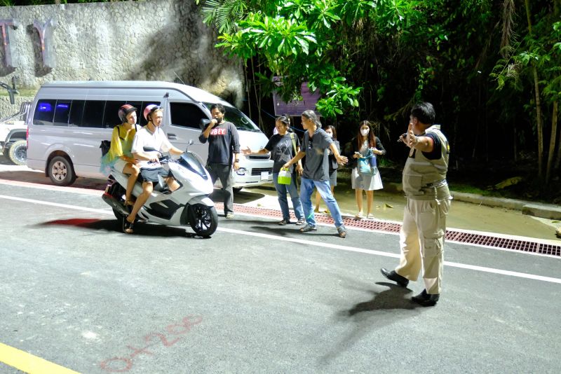 Открытие мотоциклетного движения мимо провала на холме в Патонге. Туристы, что не удивительно, как раз в шлемах. Фото: PR Patong