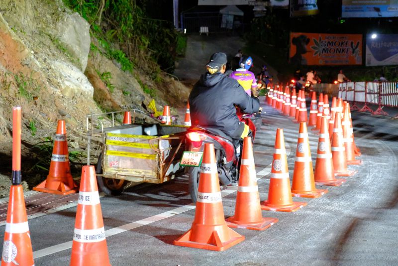 Открытие мотоциклетного движения мимо провала на холме в Патонге. Трехколесные саленги на опасный участок тоже допускаются. Фото: PR Patong