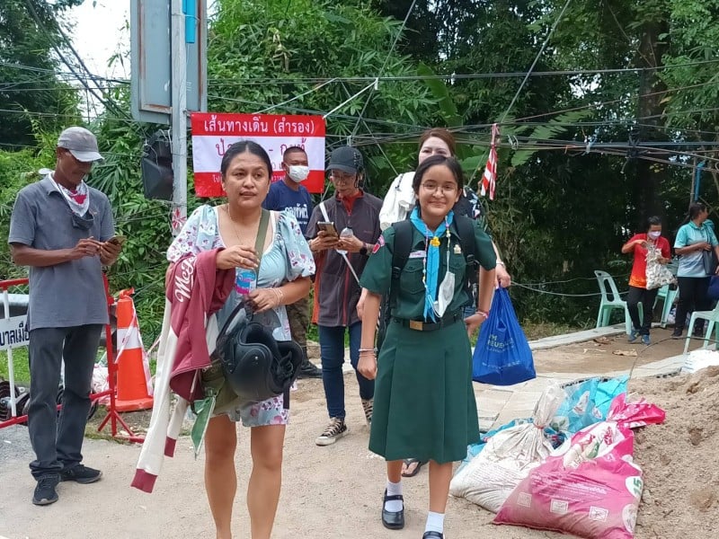 Тайские школьники на пешеходном переходе у обвалившегося участка трассы Кату-Патонг. Фото: PR Phuket