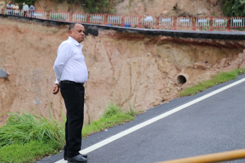 Губернатор Пхукета у провала в день запуска мотоциклетного движения мимо пострадавшего участка дороги. Фото: PR Phuket