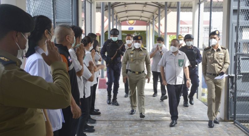 Губернатор Пхукета с супругой посетили местную тюрьму. Фото: PR Phuket