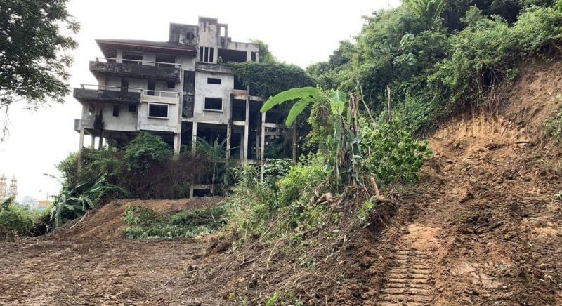 В Рассаде начался снос заброшенного отеля над Bypass Rd. Накануне объект посетил вице-губернатор. Фото: Phuket Info Center