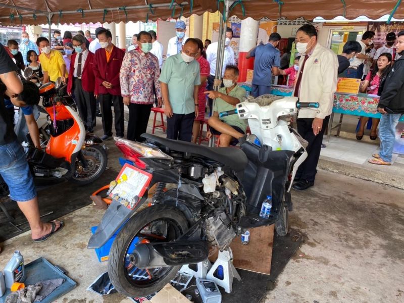 Учащиеся Политехнического колледжа приглашают жителей Пхукета бесплатно починить сломавшиеся вещи или постричься. Фото: Radio Thailand Phuket