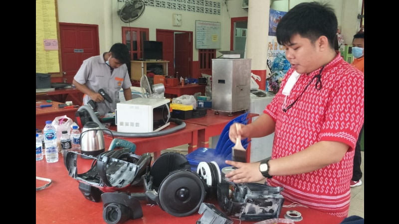 Учащиеся Политехнического колледжа приглашают жителей Пхукета бесплатно починить сломавшиеся вещи или постричься. Фото: Radio Thailand Phuket